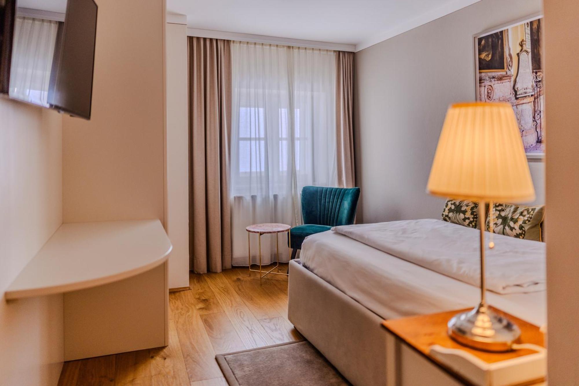 Small Single Room,1679562034:JPEG